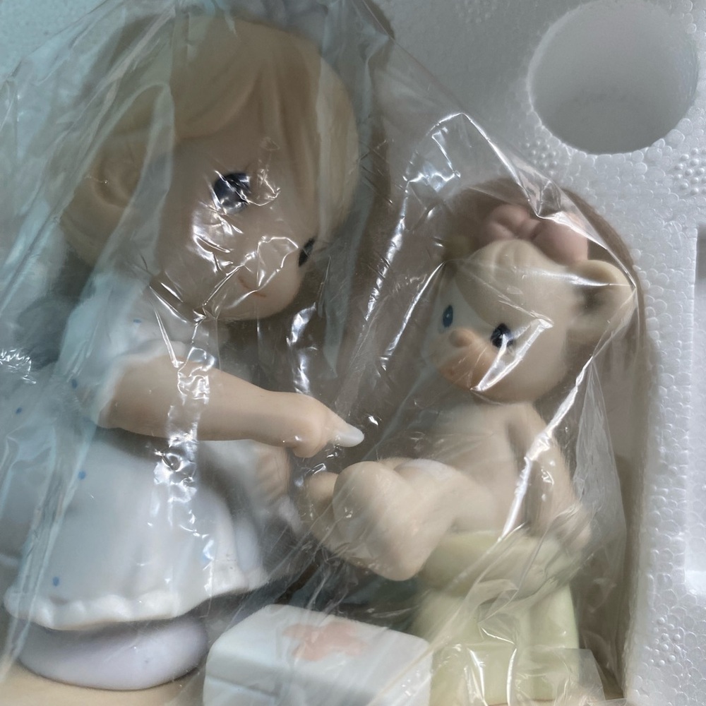 Precious moments caring figurine. Nurse. 1994 like new in box. - Picture 4 of 9